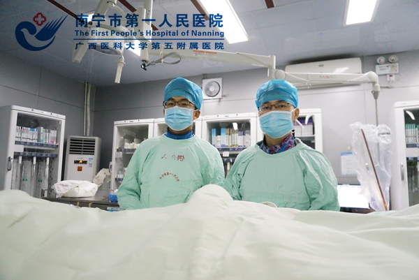 钟毅和郭英新医师在手术中.jpg