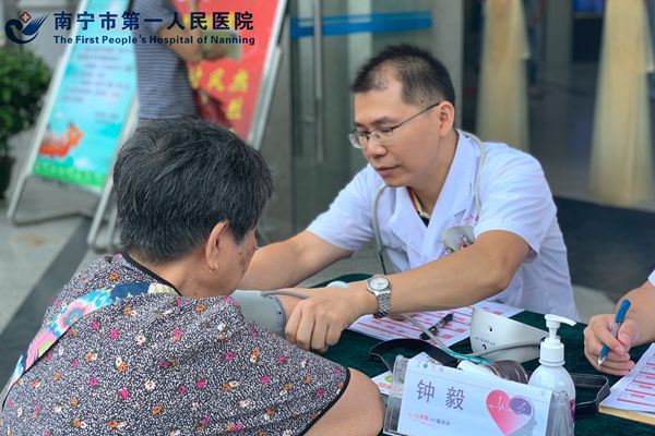 2.图为义诊现场.jpg