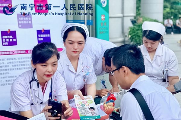 4.图为医护人员指导群众扫码智慧医院.jpg