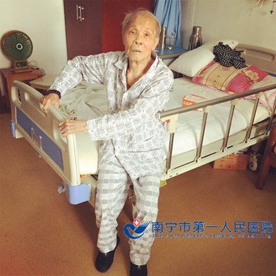 林光辉爷爷独自坐在床边.JPG