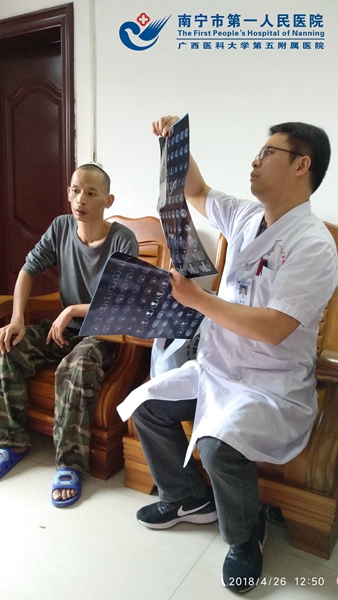 1.肝胆外科专家为患者问诊.jpg