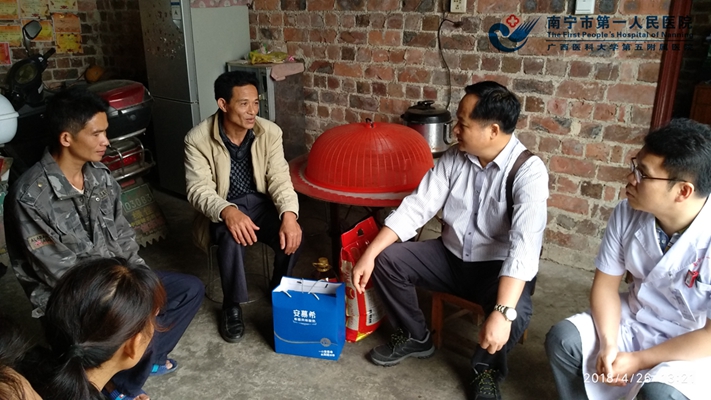 2.入户慰问贫困户.jpg