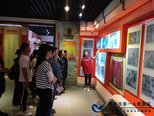 参观纪念馆现场.jpg