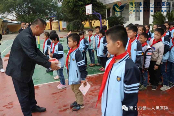 3.图为医院书记助理梁恒一行到上林县明亮镇塘隆村的甘六村小学开展赠书和点对点的文化帮扶活动.jpg