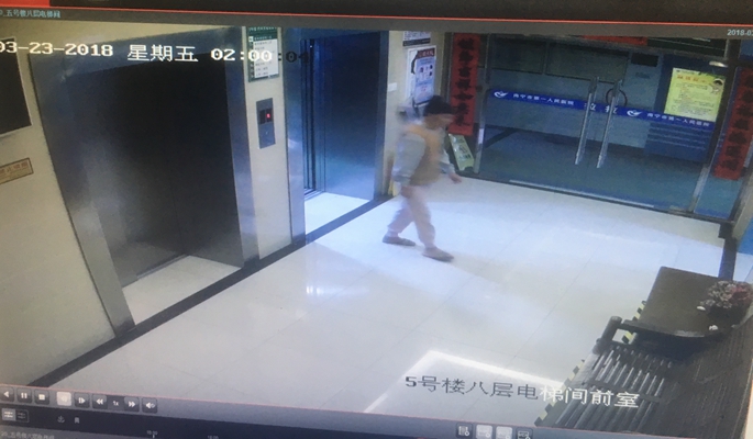 1.老人走出电梯.jpg