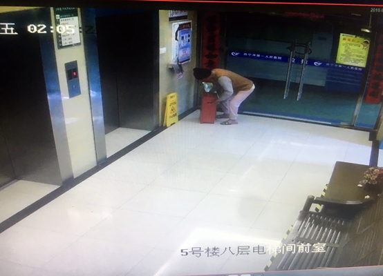 2.老人将灭火器抱起.jpg
