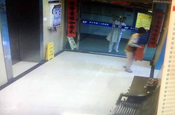 3.老人端起灭火器的箱子往楼梯口跑.jpg