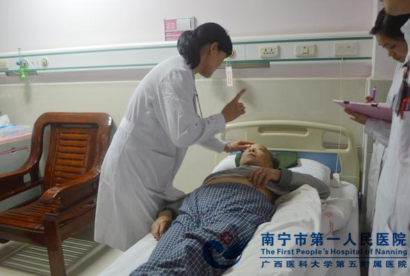 2018-03-20南宁市第一人民医院老年病一科朱汝霞副主任医师在南宁长江医院院查看患者病情.jpg