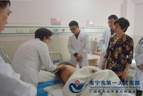 2018-03-06南宁市第一人民医院老年病一科张桥主任指导南宁长江医院内一科医护人员查房.jpg