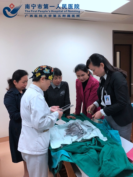 1.该院手术室护长梁友玲及消供护长梁庆兰与我院感控科长文珊及消供护长王敏进行相应工作的对接.jpg