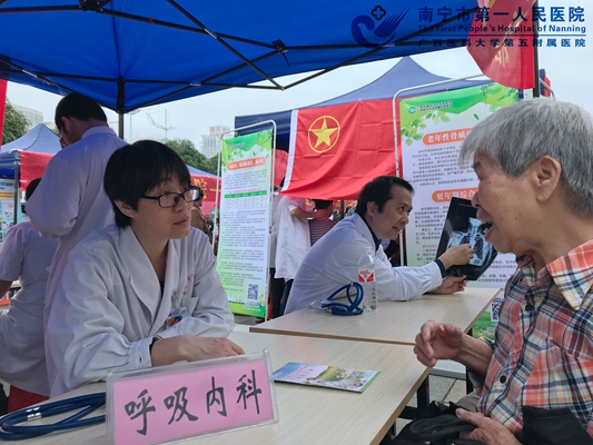 2.我院呼吸内科、心胸外科专家给居民做健康咨询.jpg