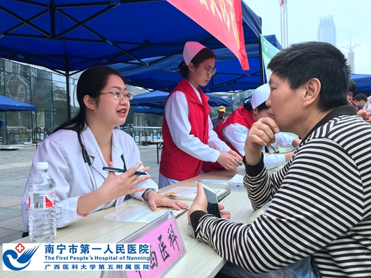 3.图为我院中西医科医生给居民把脉问诊.jpg