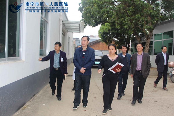 谢宗务主任等领导查看设备楼和停车场的建设_.jpg