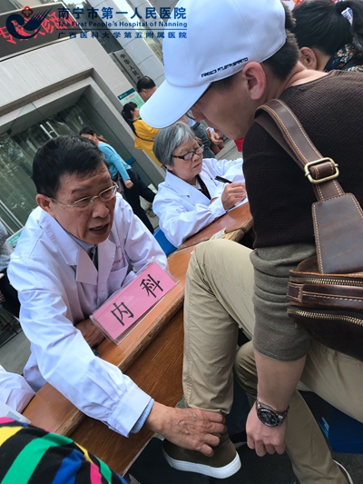 2.我院老专家给居民看诊.jpg
