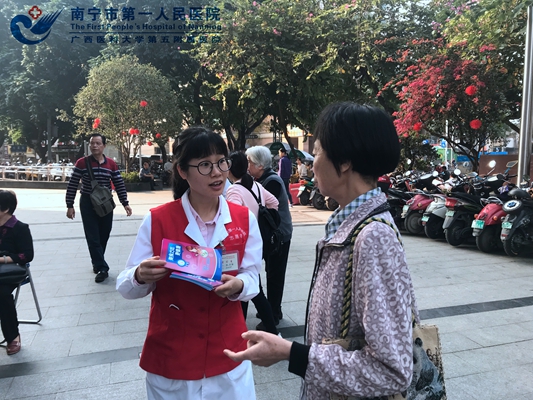3.图为我院志愿者向居民发放宣传资料.jpg