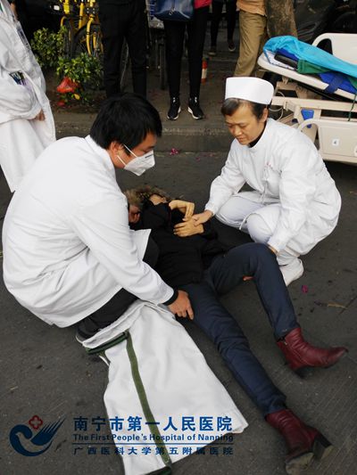 门诊护士救助病人.jpg