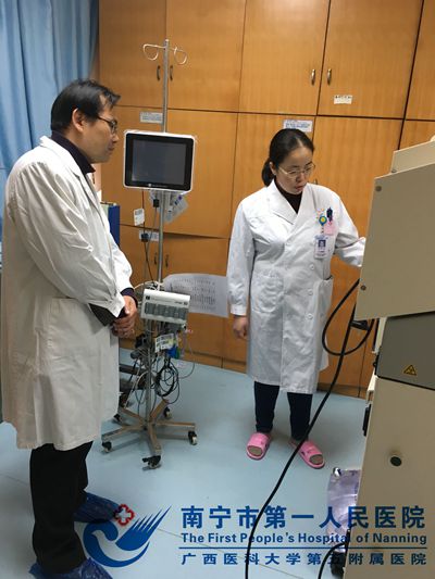 1、我院重症医学科刘凤鸣主任向马副院长介绍血透机器设备.jpg