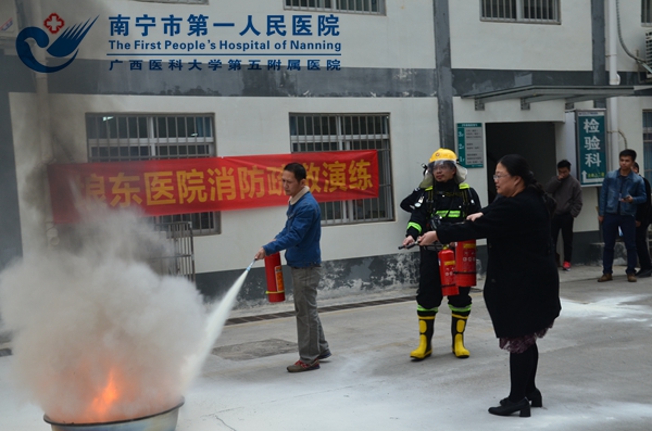 埌东医院进行消防疏散演练_(2).JPG