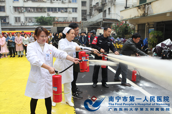 2.医务人员学习使用灭火器.JPG