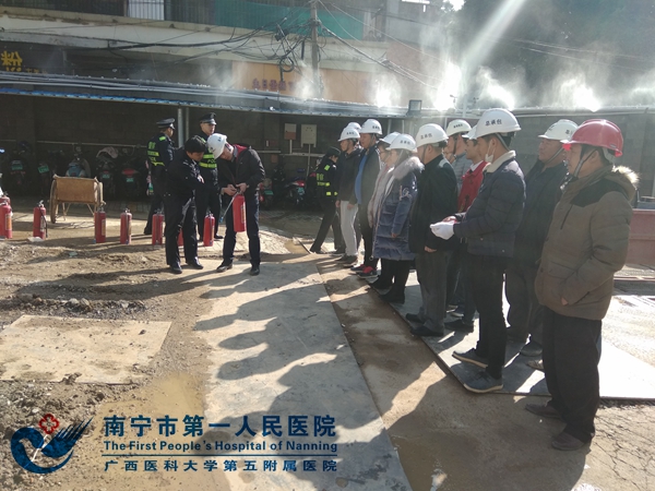 讲解灭火器使用方法.jpg