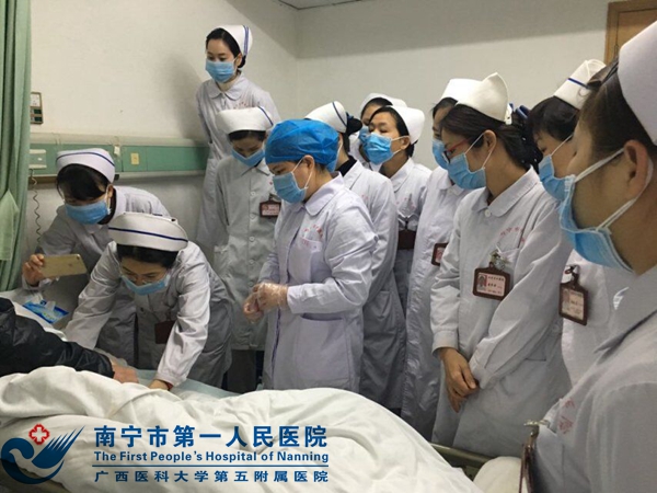 2、我院胃肠外嫣春宁副主任护师在南宁中医医院进行进行床旁负压技术指导.jpg