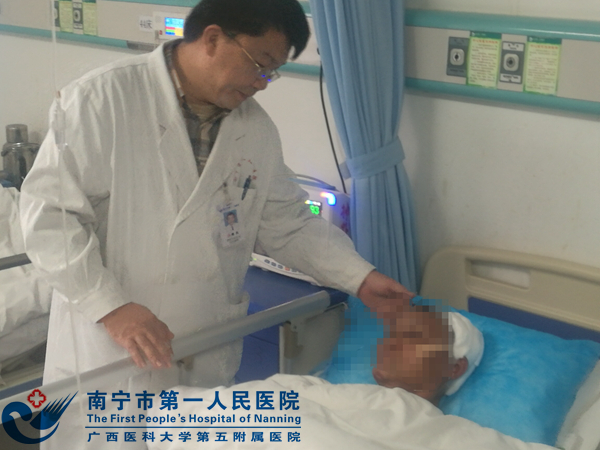 1神经外科主任魏风看望病人.jpg