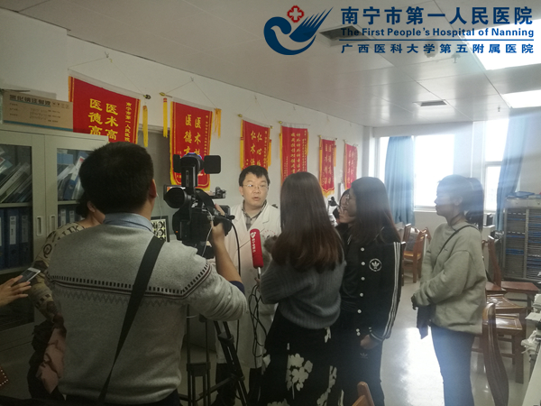 4魏风主任接受记者采访2.jpg