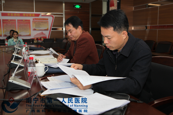 6.督察组审阅我院相关材料2.JPG
