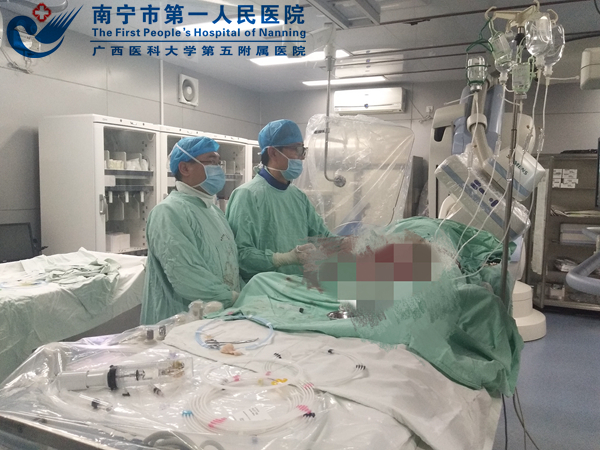 介入手术中2.JPG