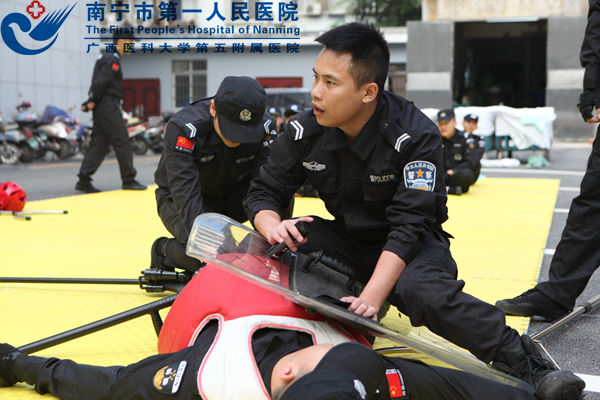 3.教官演示战术动作.JPG