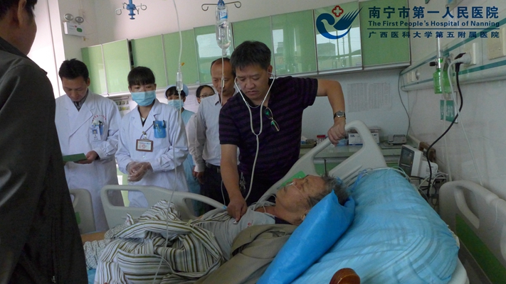 韦金儒院长在三塘卫生院急诊科为患者救治现场.jpg