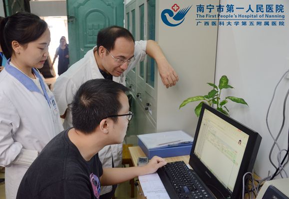 图2:市卫计委代表抽取门诊处方检查现场.jpg