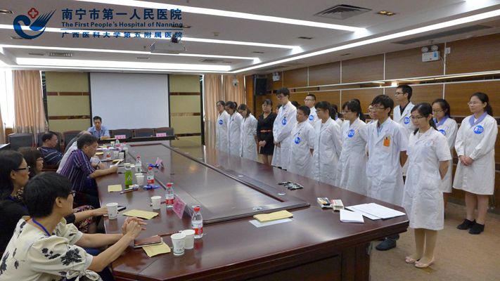 2.图为考官宣布成绩.jpg