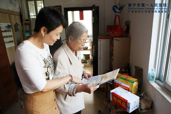 与老同志一起看报道.jpg