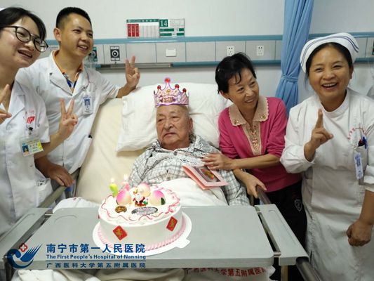 医护人员和老寿星合影.jpg