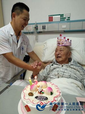 赵医生与老寿星握手.jpg