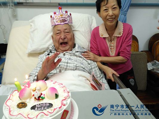 老寿星和女儿合影.jpg