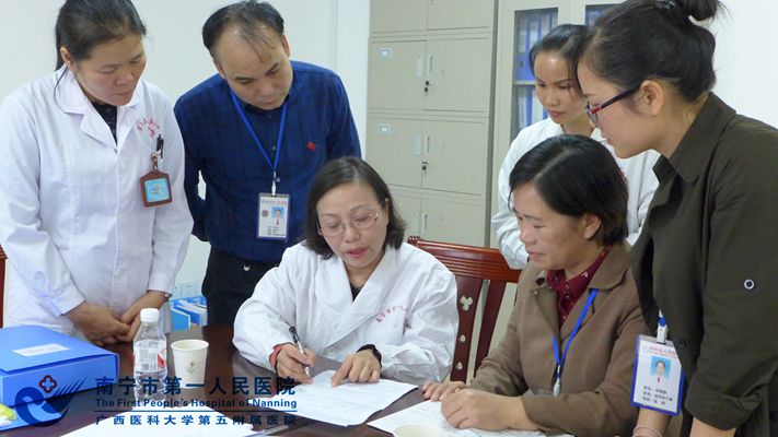 2017-10-25市一医院李家萱主任在宾阳县人民医院指导等级医院复审.jpg
