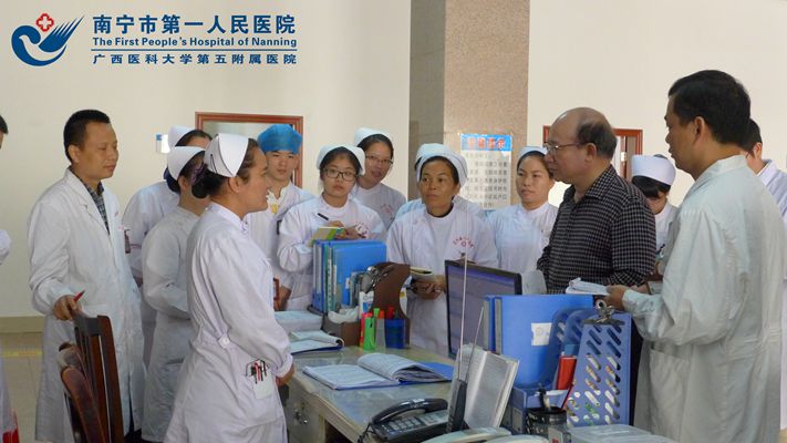 2017-10-25市一医院吴曙粤副院长在宾阳县人民医院指导等级医院复审.jpg