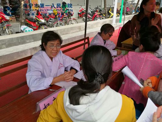 医院组织离退休老党员、老专家开展“三下乡”党员志愿者义诊活动现场2.jpg