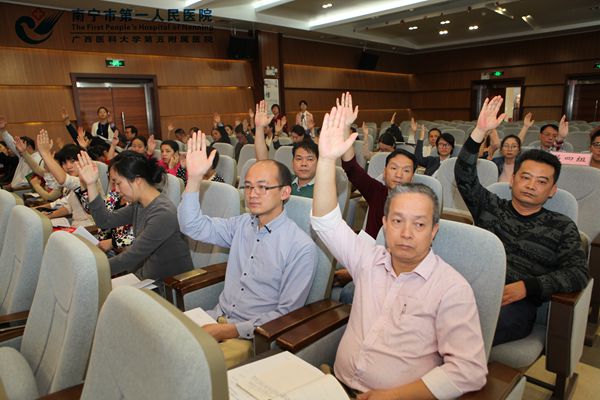 3.代表们举手表决.jpg