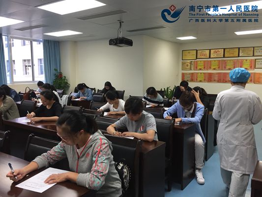 10月19日下午 ICU新进医务人员再次学习新规范1.jpg