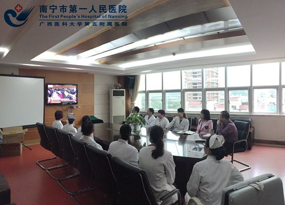 图1:支部党员、院领导观看十九大开幕式现场.jpg