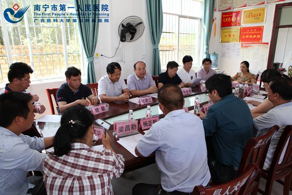 与甘六村委进行座谈.jpg