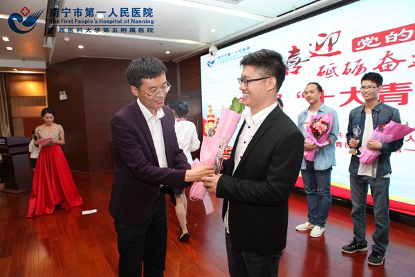 共青团南宁市委员会副书记刘文忠给“十大青年歌手”第一名参赛选手蒋国华终颁奖.jpg