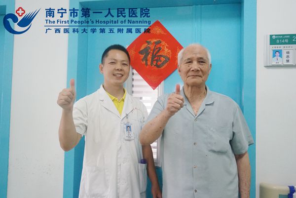 医患一起贴福字.jpg