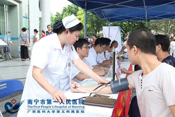 1.我院开展携手抗癫痫 关爱零距离公益活动现场1.jpg