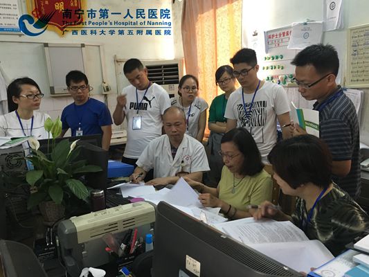 5月10日李家萱主任在宾阳县人民医院临床科室进行访谈.jpg