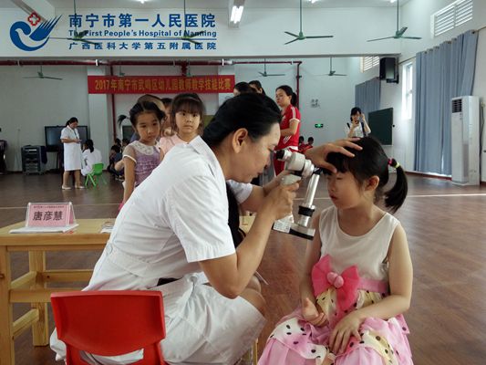 6月6日唐彦慧副主任医师与武鸣区妇幼保健院到保育院做义诊.jpg