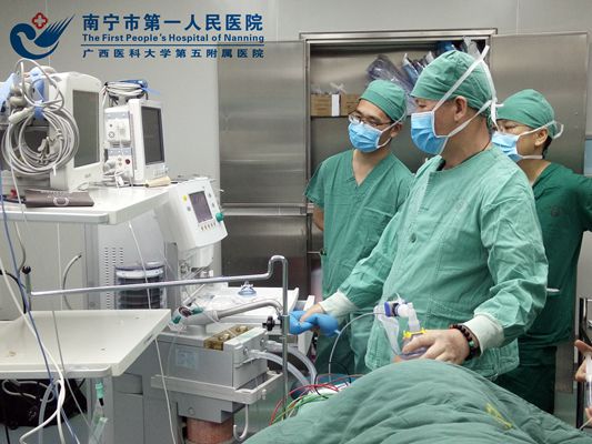 06-09麻醉科周瑞仁主任到武鸣区妇幼保健院指导手术.jpg